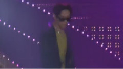 長直發的她