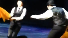 音樂劇< Singing In The Rain > 圭賢和Sunny玩踢水