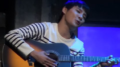 俊秀彈吉他
