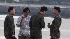 在濟州島海邊散步