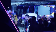 接受采訪