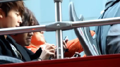 in NY 觀光大巴上-允浩聽到下面fan喊東方神起興奮的揮小拳頭