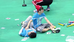 Ricky守著睡覺的隊長
