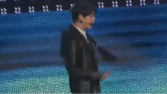 只看著我