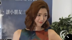 郭雪芙為弱勢兒童募款 不懼辛苦水中拍照片