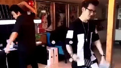 這大早上的 打起來了