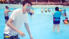 在三亞玩水