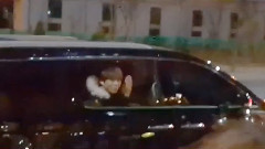 在車上揮手