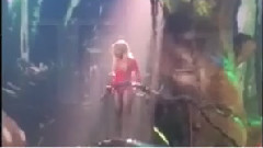 Britney Spears 被困在樹上