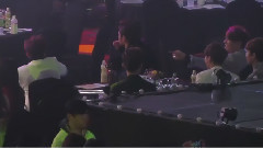 iKON臺下觀看SISTAR演出