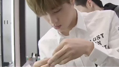 BANGTAN BOMB更新 SUGA試戴隱形眼鏡