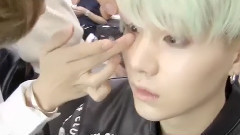 BANGTAN BOMB:JIN給SUGA戴美瞳