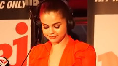 Selena Gomez上法國NRJ電臺節目被Cauet爛漫求婚