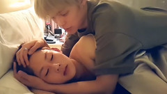 OfficialMonstaX更新:李玟赫叫醒裸上身睡覺的李周憲起床