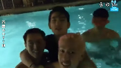 我們在游泳哦