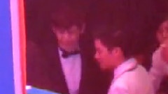 Nichkhun臺下與人合影
