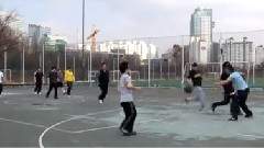 許閣和許空打籃球