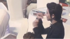 觀看表演的燦烈