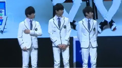 TFboys和體育老師鍛煉腹肌