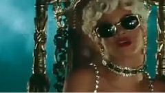 Rihanna新MV中化身金錢物質婊
