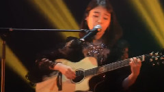 揮著翅膀的女孩
