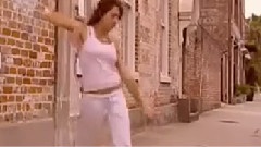 跳躍舞步女孩
