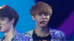 跨年演唱會帥氣擼頭發 吳亦凡