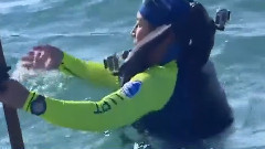 海裡抓著木頭 歐巴拉著走