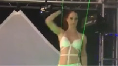 女孩玩激光槍
