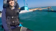 Yuri在船頭唱跳SES的歌