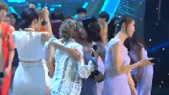 SISTAR一位 太妍擁抱祝賀寶拉