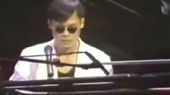 穿過你的黑發的我的手