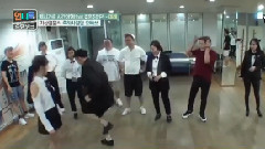 Tiffany模仿長頸鹿走路