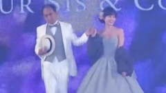トレエン斎藤、白タキシード姿でこじはるエスコート 手と手を取り合って…