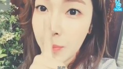 Jessica美美的看著鏡頭