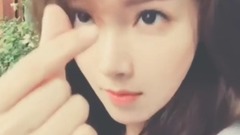 Jessica鼻子抓完癢后傻笑