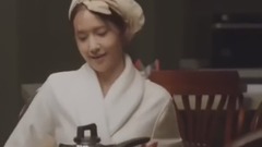 安娜幸福的吃著拉面