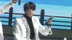 演奏樂器的田柾國