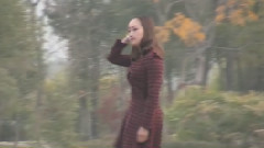 抱著自己哭