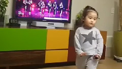 韓國小妹妹看電視學跳徐玄的Magic