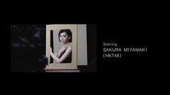 HKT48宮脇咲良が"絵畫"に?大膽ドレスで美背中あらわに