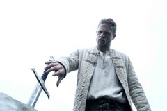 看點新片預告,Charlie Hunnam - 《亞瑟王:斗獸爭霸》曝困獸覺醒預告  蓋·里奇玩轉寓言魔幻傳奇