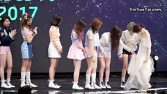 頒獎禮后幫Hani整理禮服