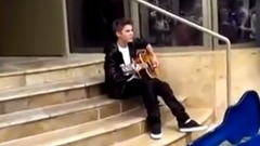 Justin Bieber - 賈斯汀比伯成名后 再一次回到從前賣唱的地方