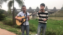  - 風雨橋邊唱《小幸運》引圍觀！