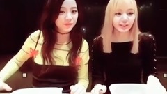 BLACKPINK - 可愛LISA+JISOO的吃播