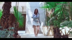 美女模仿翻跳張韶涵淋著雨兒一起舞