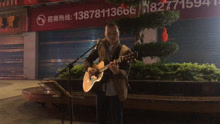  - 市中心雖吵鬧，靜靜的聽歌手唱《沉默是金》