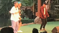 在夏威夷式宴會上防彈少年團跳草裙舞