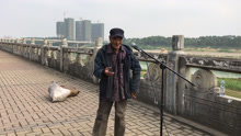  - 老乞丐現場連唱四首歌曲，好聽
